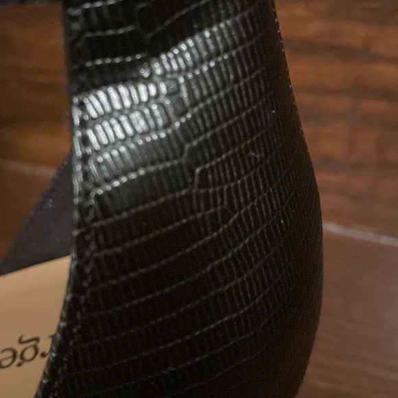 Brand new sandals croc look - Picture 2 of 4